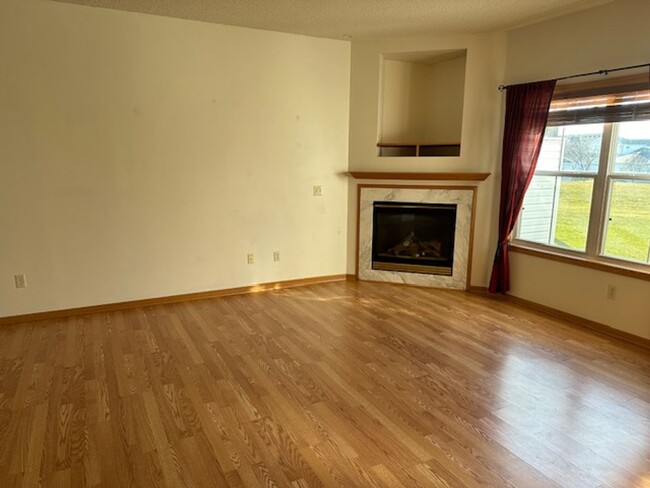 Building Photo - Open floor plane *2Bed*1.5 Bath town home ...