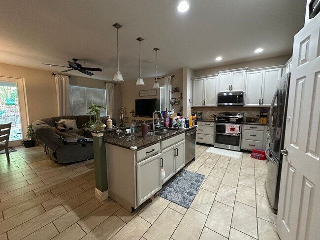 Building Photo - Fenced 4/2 in GATED COMMUNITY OF SORRENTO ...