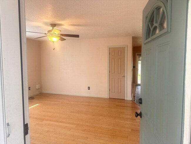 Foto del edificio - $500 off first full month 4-bedroom 2.5 Ba...