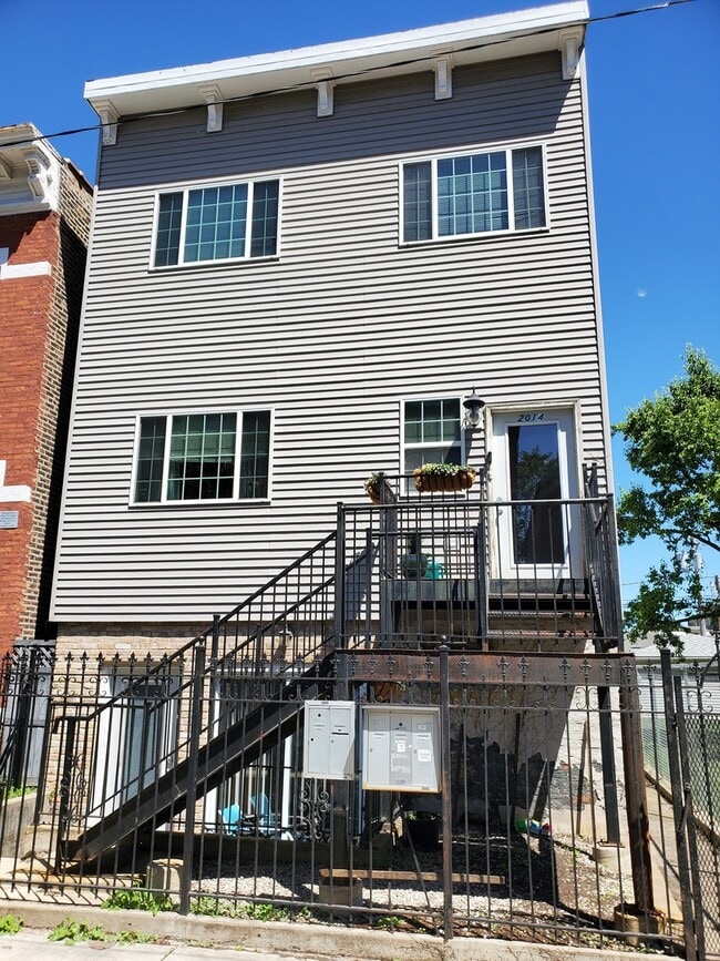 Building Photo - 2014 W Superior St