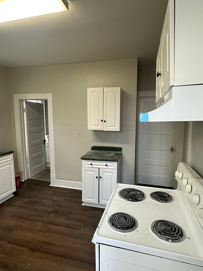 Desde la cocina se accede a un baño completo con ducha y puerta al sótano. - 106 S Raleigh St