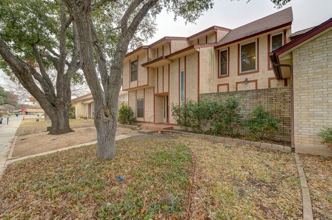 Foto del edificio - Charming Home with Vaulted Ceilings & Loft Near 281 & Bitters