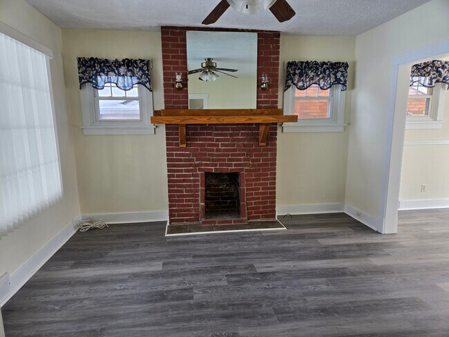 Building Photo - 2940 Brevard Ave