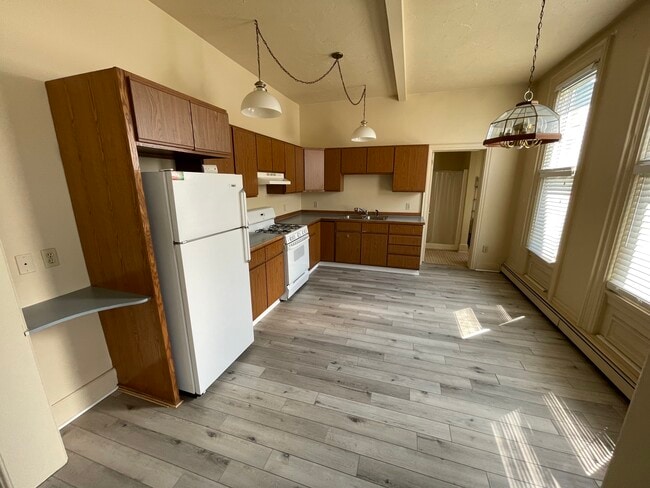 Building Photo - 108 E Danaher St