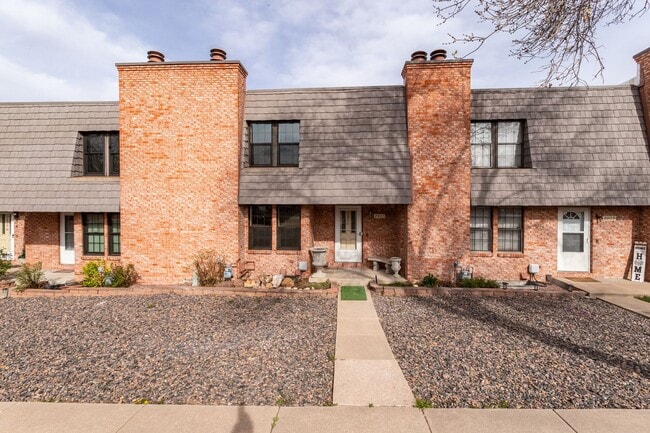 Beautifully Maintained Townhome with Fantastic Amenities - Beautifully Maintained Townhome with Fantastic Amenities