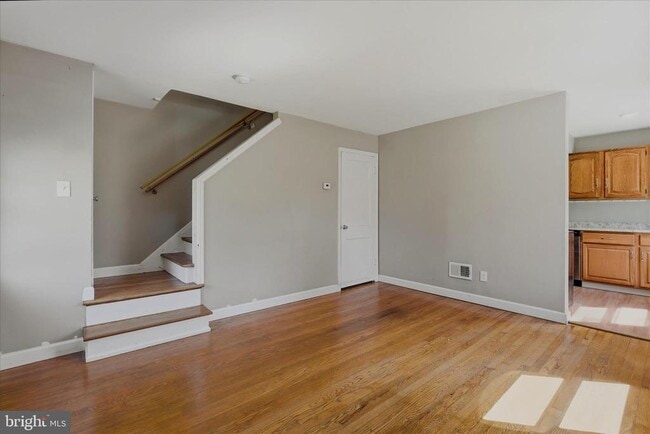 Building Photo - 1048 S Edison St