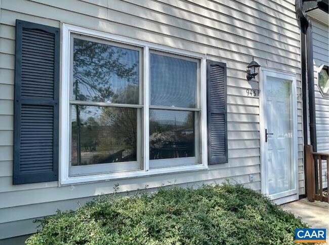 Building Photo - 943 Rives St