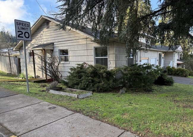 Building Photo - Updated 2 bedroom 1 bath duplex in Eugene!