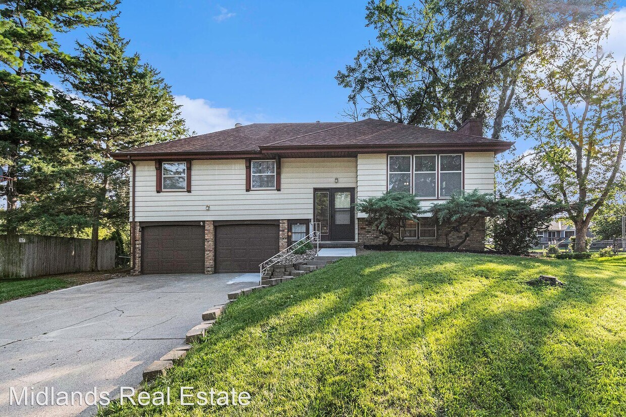 7208 Pine Dr, La Vista, NE 68128 House Rental in La Vista, NE