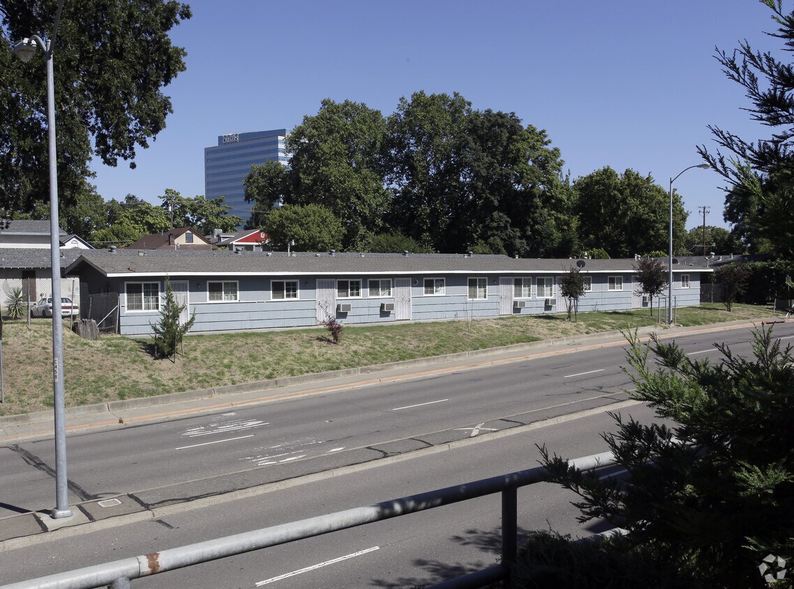 Building Photo - Leisure Oaks