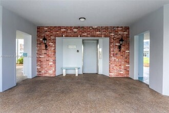 Building Photo - 2223 Park Ln