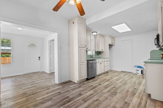 Foto del edificio - Beautiful & Unique Rental Home Spacious, C...