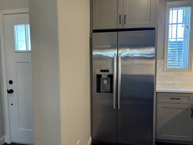 Foto del edificio - 999 Lennox Blvd