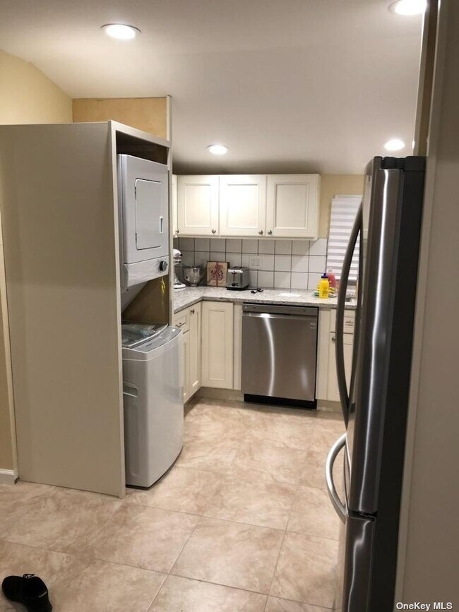 1 Catherine Pl Unit 2, North Bellmore, NY 11710 Room for Rent in