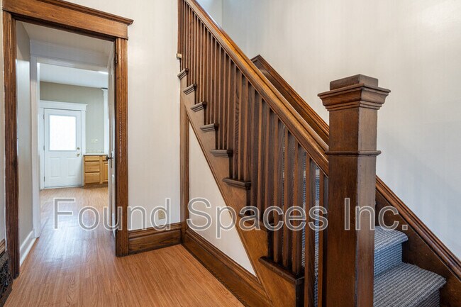 Building Photo - 26 Rosslyn Ave N