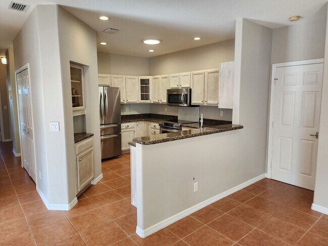 Building Photo - 3 BR 2 BA 1 CG second floor condo in Gator...