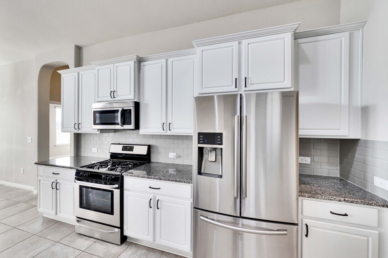 Foto principal - 18312 Bassano Ave