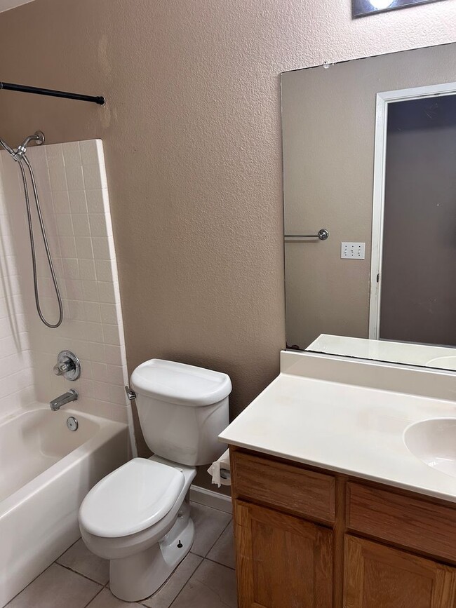 Building Photo - 3 Bedroom/2 Full Bathrooms Stockton