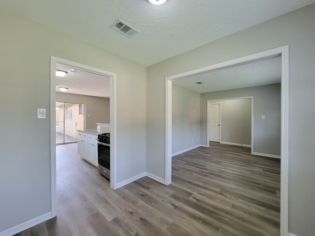Building Photo - REMODELED 4 BEDROOM 2 BATH LEASE HOME IN HOUSTON