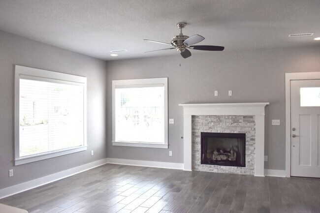 Building Photo - Luxurious 4 Bedroom, 3.5 Bathroom Home !!! Minutes from the U of A!!!!!