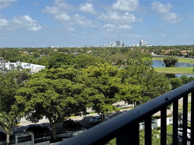 Foto del edificio - 1000 Parkview Dr