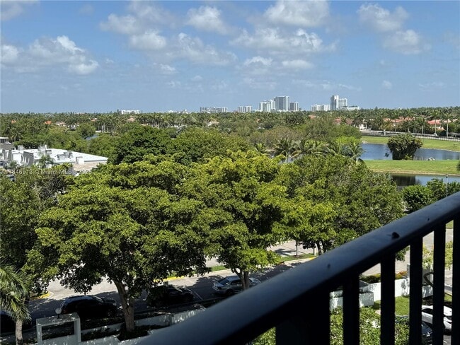 Building Photo - 1000 Parkview Dr
