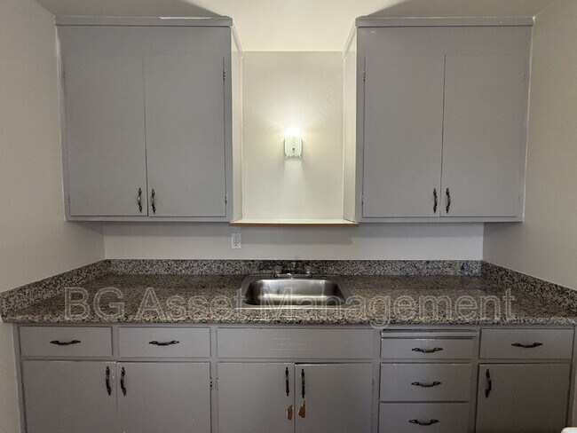 Foto del edificio - 922 Carlson Blvd