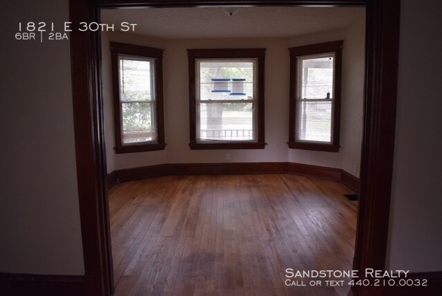Building Photo - 6 Bedrooms--Large Yard