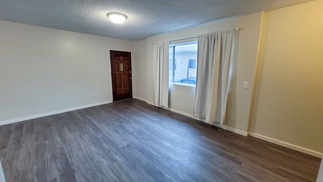 Foto del edificio - 6 Bedroom 3 Bath Two Story House with REMODELED Kitchen and Bathrooms Available Now!