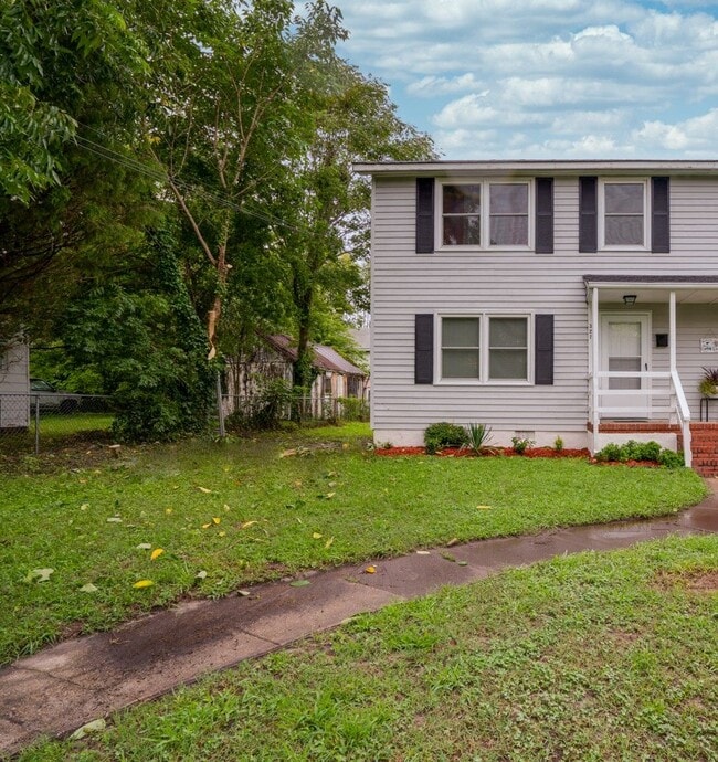 Building Photo - Settle into Style and Convenience at this ...
