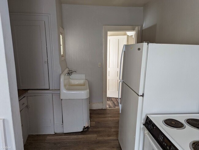 Building Photo - 3 br, 1 bath Duplex - 80 E Grand Ave