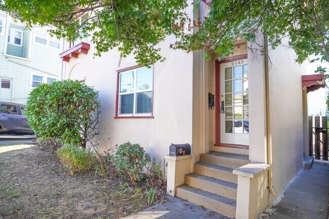 Foto del edificio - 2040-2046 Vine St Shattuck