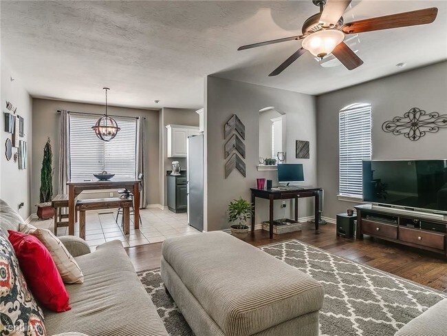 Foto del edificio - 1 br, 1 bath  - 1812 Alameda St Unit 414