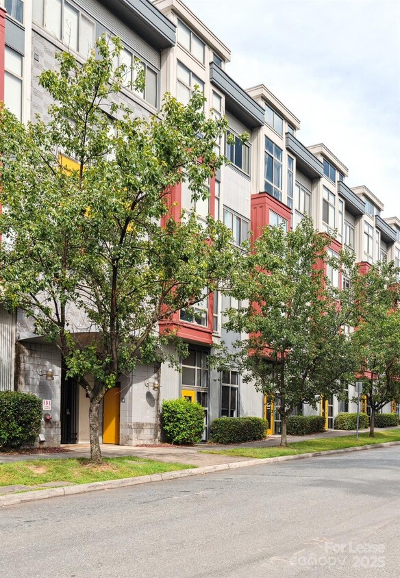 Foto principal - 514 W 10th St