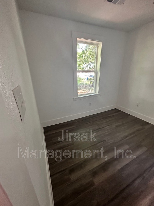 Building Photo - 102 7th St SW