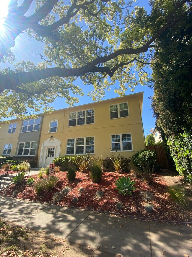 Building Photo - 2151 Montana Ave