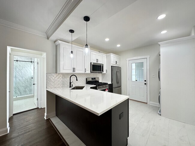 Building Photo - 3051 W Addison St