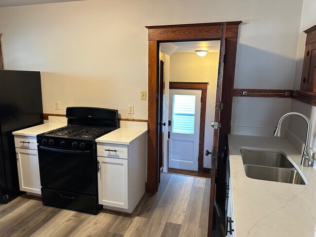 Cocina con entrada trasera - 511 Niagara Ave