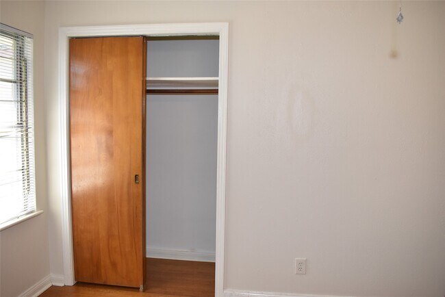 Foto del edificio - 5911 Hornwood Dr