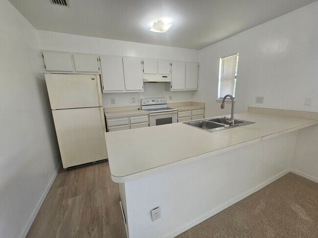Foto del edificio - Freshly painted and brand new carpet/laminate 2 bed 2 bath 1 car garage single family home!!!