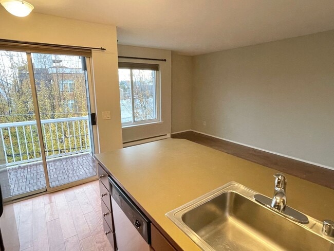 Building Photo - South-Facing Top Floor Condo in Ballard!