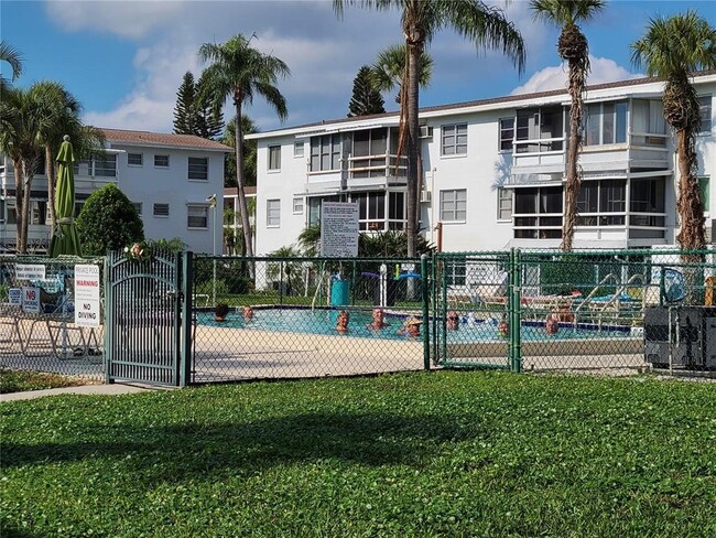 Building Photo - 2063 Sunset Dr