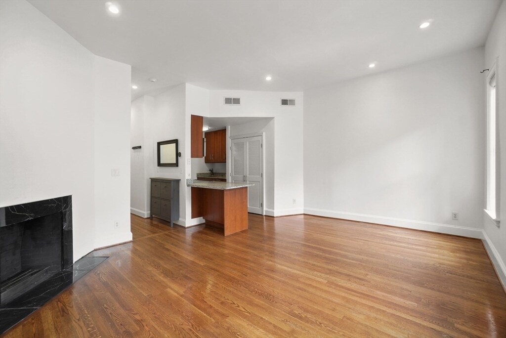 Primary Photo - 10 Durham St