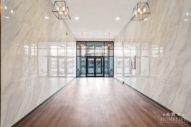 Photo du bâtiment - Presenting an Opportunity to Lease a 2BDR + 2BATH + DEN unit in Kenzie