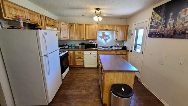 Foto del edificio - 7410 Hickory Ave