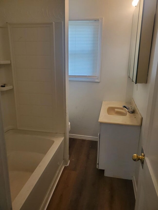 Building Photo - Single family home in College area