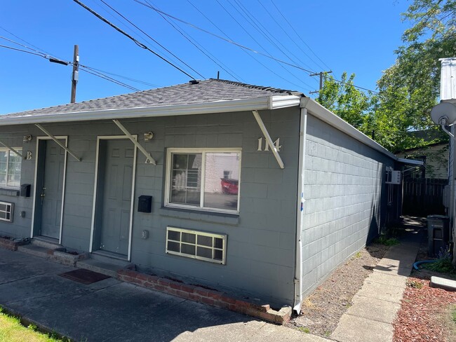 Building Photo - Cute 2 Bedroom 1 Bath Apartment-Centarlly ...