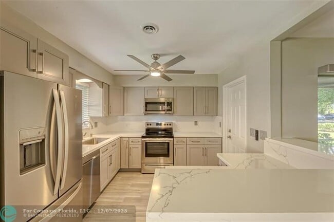 Building Photo - 400 S Luna Ct