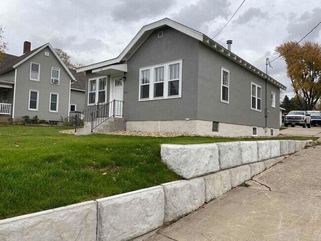 Building Photo - 3 bedroom Single Family Home with 3 car ga...