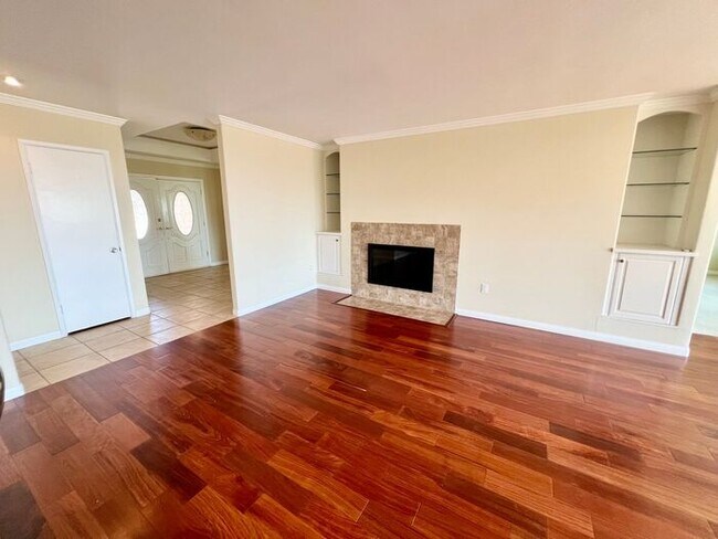 Foto del edificio - Beautiful 4-Bedroom Home with Modern Upgra...